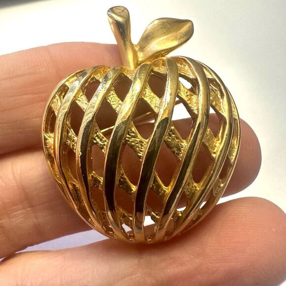 Gold tone cross hatched apple brooch - Picture 4 of 7